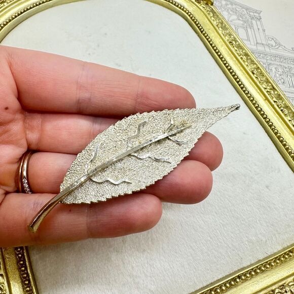 Vintage Gold Tone Leaf Brooch Pin Signed BSK - Picture 1 of 5